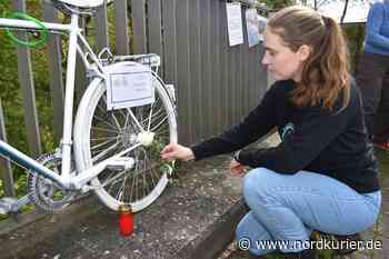 Mahnwache mit Geisterfahrrad für getöteten Radfahrer auf Mühlendamm