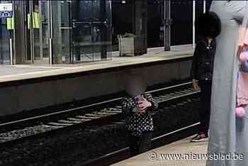 Kind neemt selfie op sporen in station: “Bijzonder pijnlijk om zien”