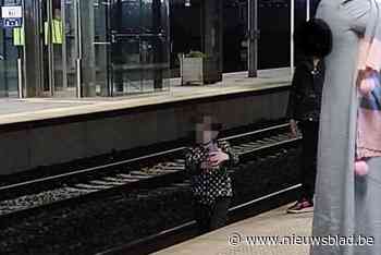 Beeld van lachend kind dat selfie neemt op treinsporen gaat rond op sociale media: “Bijzonder pijnlijk om zien”
