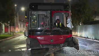 Bus del sistema Red volcó en Cerrillos