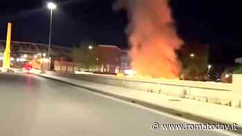VIDEO | Incendio a Roma, colonna di fumo davanti allo stadio Olimpico