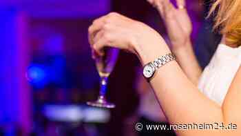 Rosenheimerin (43) zeigt Geschick: Weinglas trotz Alkoholrausch sicher