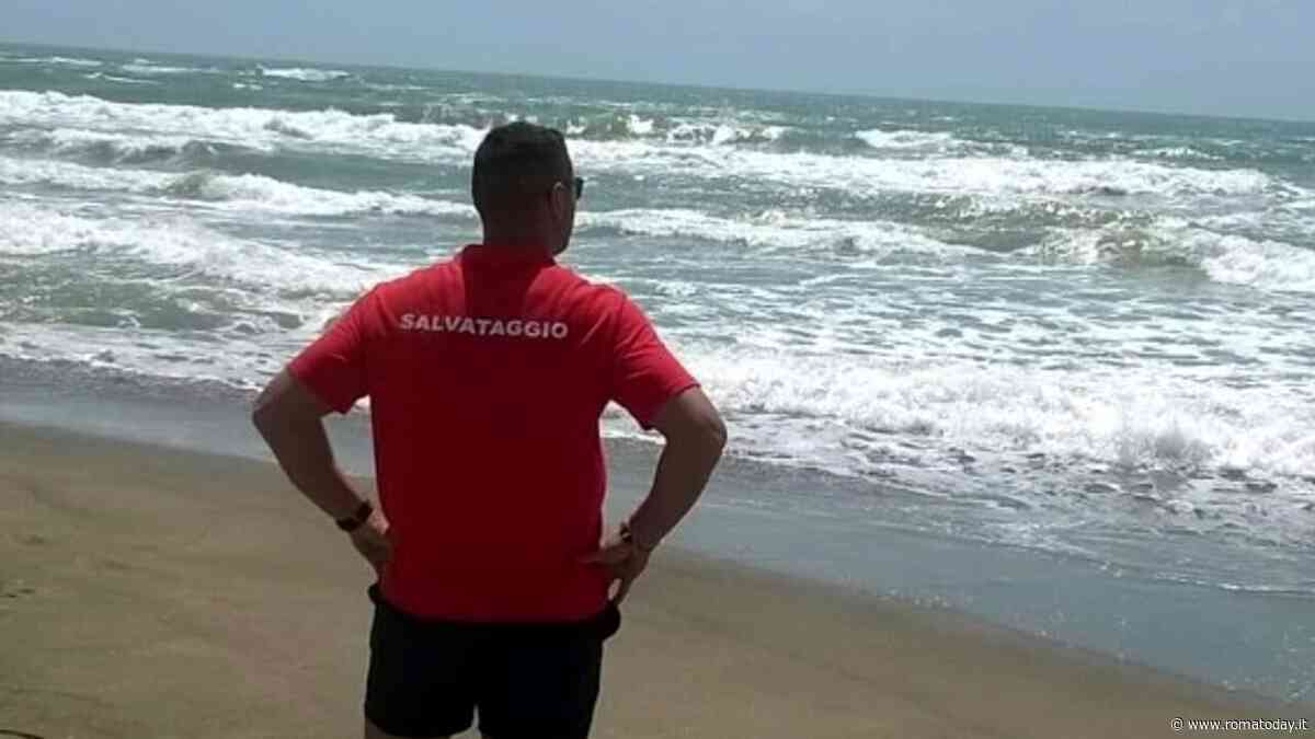Torvaianica, vietata la balneazione: bandiera rossa per quasi 2 chilometri di costa