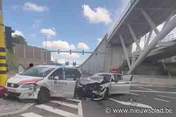 Politievoertuig botst met personenwagen: drie agenten naar ziekenhuis