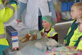 Kinderen behandelen hun eigen knuffel in Teddy Bear Hospital