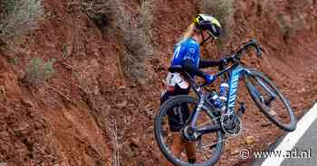 Alison Jackson sprint naar zege in door valpartijen ontregelde Vuelta-rit
