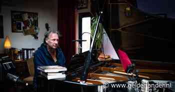 Ton is pianist op het podium bij Youp van ‘t Hek: ‘Tijdens het slotlied brak hij’