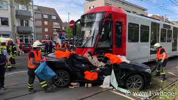 Auto von Straßenbahn in Köln erfasst