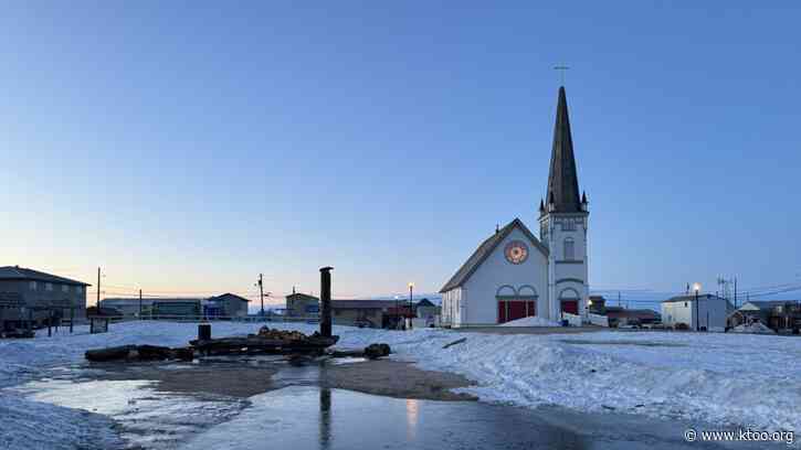 Iditarod’s iconic Burled Arch collapses in Nome