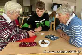 Schüler erklären Senioren in Steinheim den Umgang mit dem Smartphone