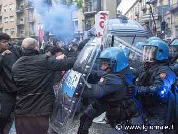 Antagonisti tentano l'assalto al G7: scontri con la polizia a Torino