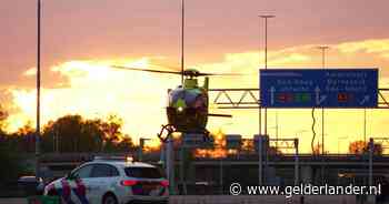 Ongeval op de A12: traumahelikopter landt op de snelweg
