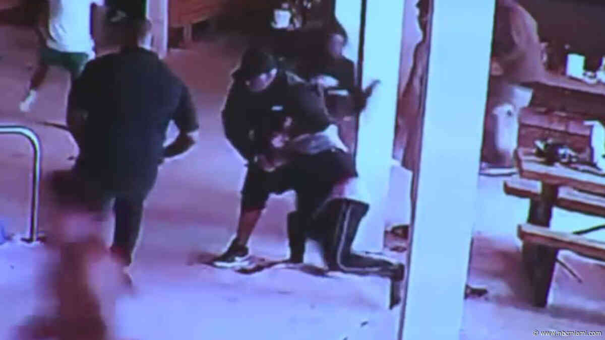 Video shows hero guard grab teen gunman in Florida shooting that injured 10: Sheriff