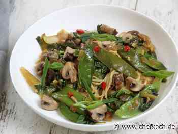 Asiatische One Pot Reisnudeln mit Pak Choi, Zuckerschoten und Champignons