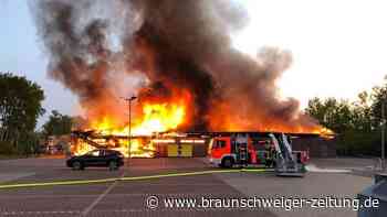 Aldi-Markt in Gifhorn brennt lichterloh – Rauchsäule und Knallgeräusche