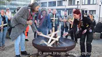 In Salzgitter werden zwölf Holzkreuze vor dem Rathaus verbrannt