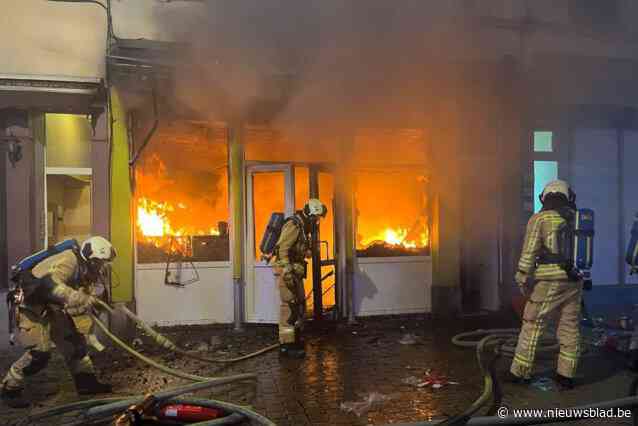 Restaurant volledig uitgebrand: appartementbewoners tijdig naar buiten