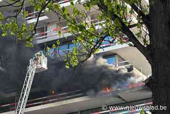 Felle brand in appartementsgebouw tijdens dakwerken