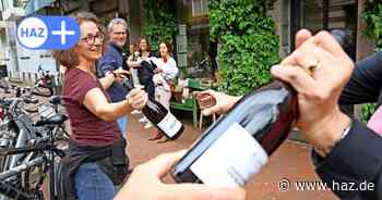 Hannover: Weinhaus Feiter zieht mit Menschenkette um und wird zu Wein.Gut.Linden