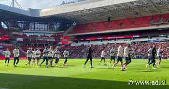 PSV-fans draaien op open training warm voor titelfeest, Hans van Breukelen reikt schaal uit
