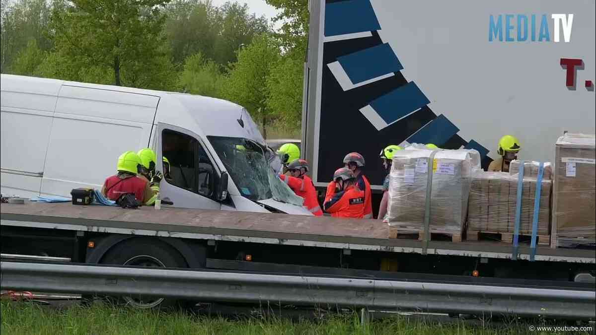 Twee zwaargewonden bij aanrijding bestelbus en vrachtwagen A15 Rotterdam