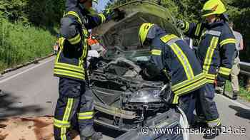 Autos prallen bei Burghausen frontal zusammen - drei Personen verletzt
