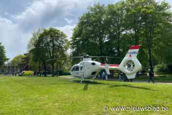 Man op step komt zwaar ten val: helikopter landt in park om slachtoffer weg te brengen