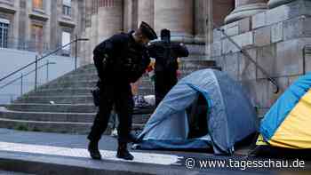 Polizei räumt Zeltlager von Migranten neben Pariser Rathaus