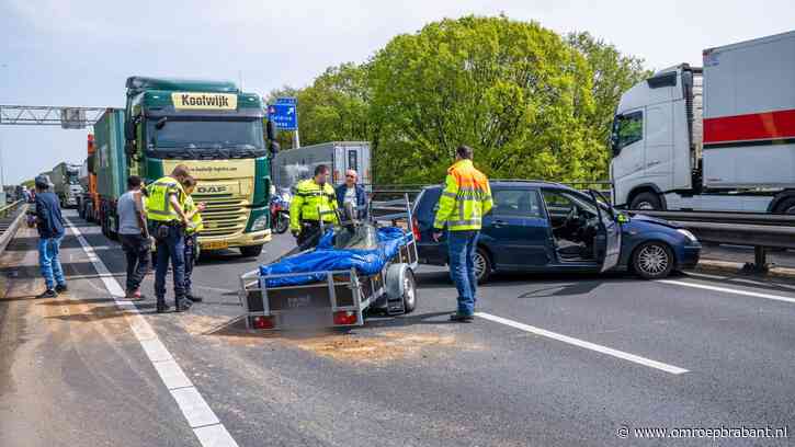 Veel te zwaar beladen: bestuurder strandt met auto en aanhanger op A67