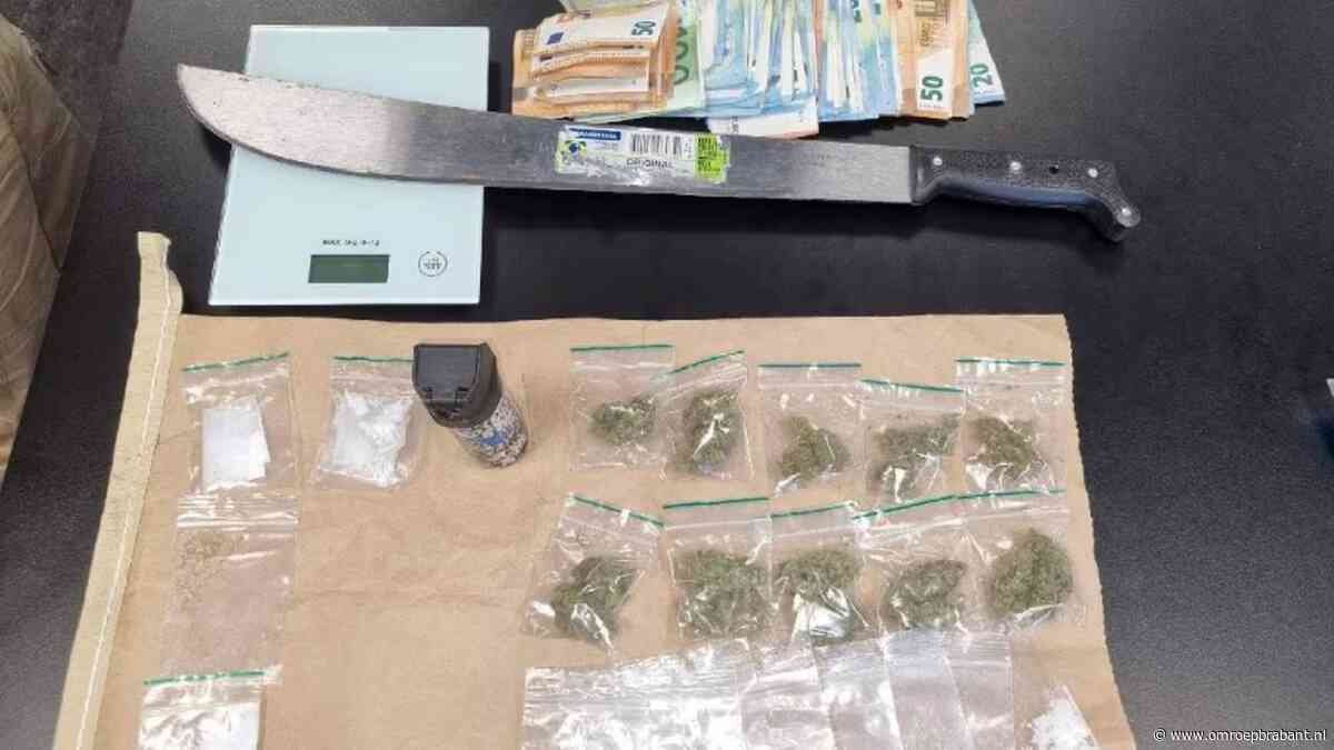 Politie vindt meerdere soorten drugs, mes en cash: twee mannen opgepakt