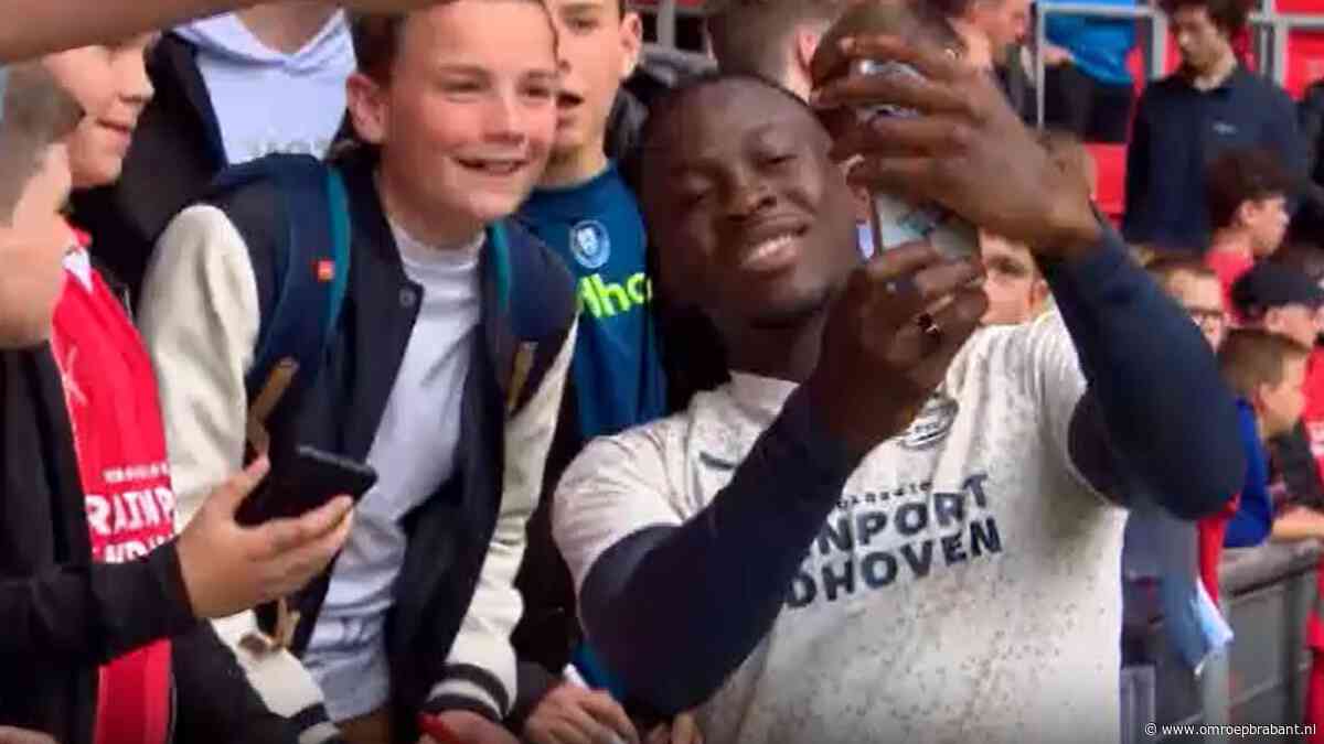 Topdrukte bij open training van PSV, kinderen hopen op foto met hun helden