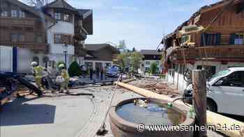 Unfall beim Maibaum-Aufstellen in Tirol: Kran von Windböe erfasst – Bub (7) schwer verletzt
