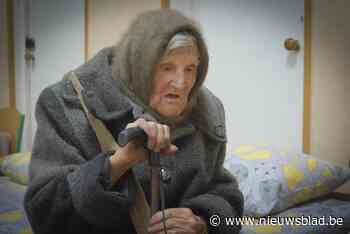98-jarige Oekraïense vrouw loopt 10 kilometer op pantoffels en met wandelstok om aan de Russen te ontsnappen