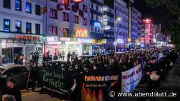 Walpurgisnacht: Demonstranten ziehen über die Reeperbahn