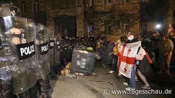 Proteste gegen Gesetz: Polizei geht in Tiflis gegen Demonstranten vor