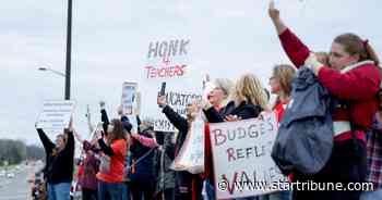 Lakeville teachers file intent to strike, picket outside school board meeting