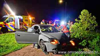 112-nieuws: auto botst op boom • automobilist (17) rijdt zonder verlichting