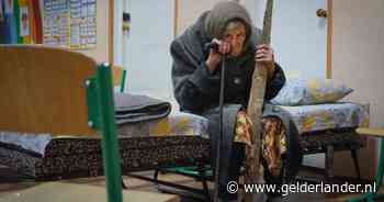 Op pantoffels en met wandelstok en versplinterd stuk hout vlucht 98-jarige Oekraïense van de Russen