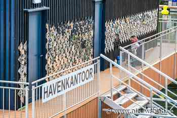 Vijf vrijwilligers hangen ruim 20.000 spiegeltjes aan gevel van nieuw havenkantoor in Hasselt: “Echt een titanenklus”