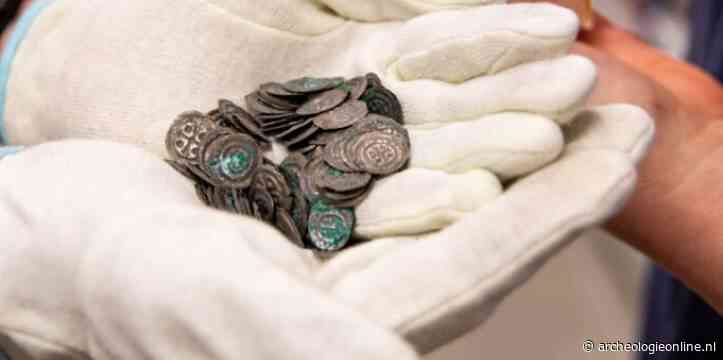 Zilverschat van 170 munten gevonden op middeleeuws kerkhof in Zweden
