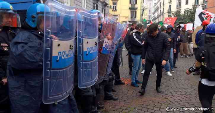 Primo maggio a Napoli, i manifestanti in corteo lanciano vernice rossa contro la sede di Confindustria e la polizia – Video