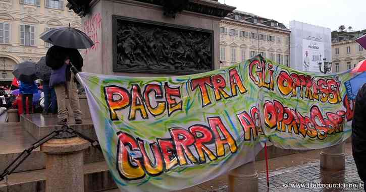1° maggio a Torino, in piazza anche manifestanti pro Palestina: cori contro il governo Meloni e scritte sul monumento di Emanuele Filiberto