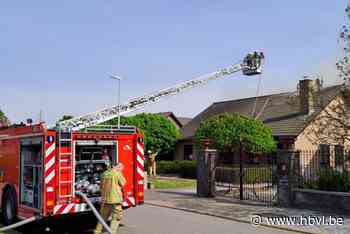 Brandweer blust woningbrand in Rekem: vlammen slaan door het dak