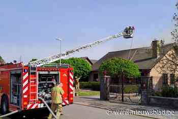 Brandweer blust woningbrand in Rekem: vlammen slaan door het dak