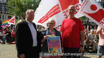 Mai-Demo in Peine: Redner sprechen auf dem Marktplatz Klartext