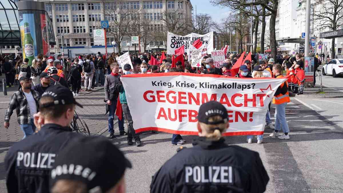 Linksextreme demonstrieren zum 1. Mai - zunächst friedlich
