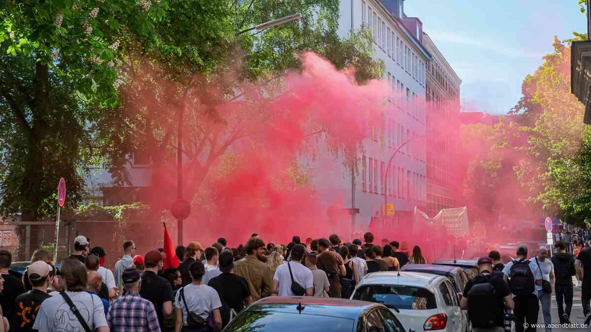 „Roter Aufbau": Problem-Demo gestartet, Rauchtopf gezündet