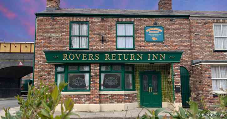 TV and theatre icon returning to Coronation Street cast after a year away 