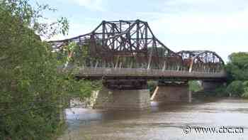 Winnipeg advised to fix up 114-year-old Louise Bridge instead of replacing it