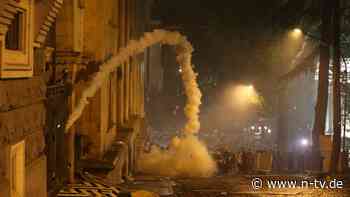 Tränengas gegen Demonstranten: Georgiens Parlament billigt "russisches Gesetz"